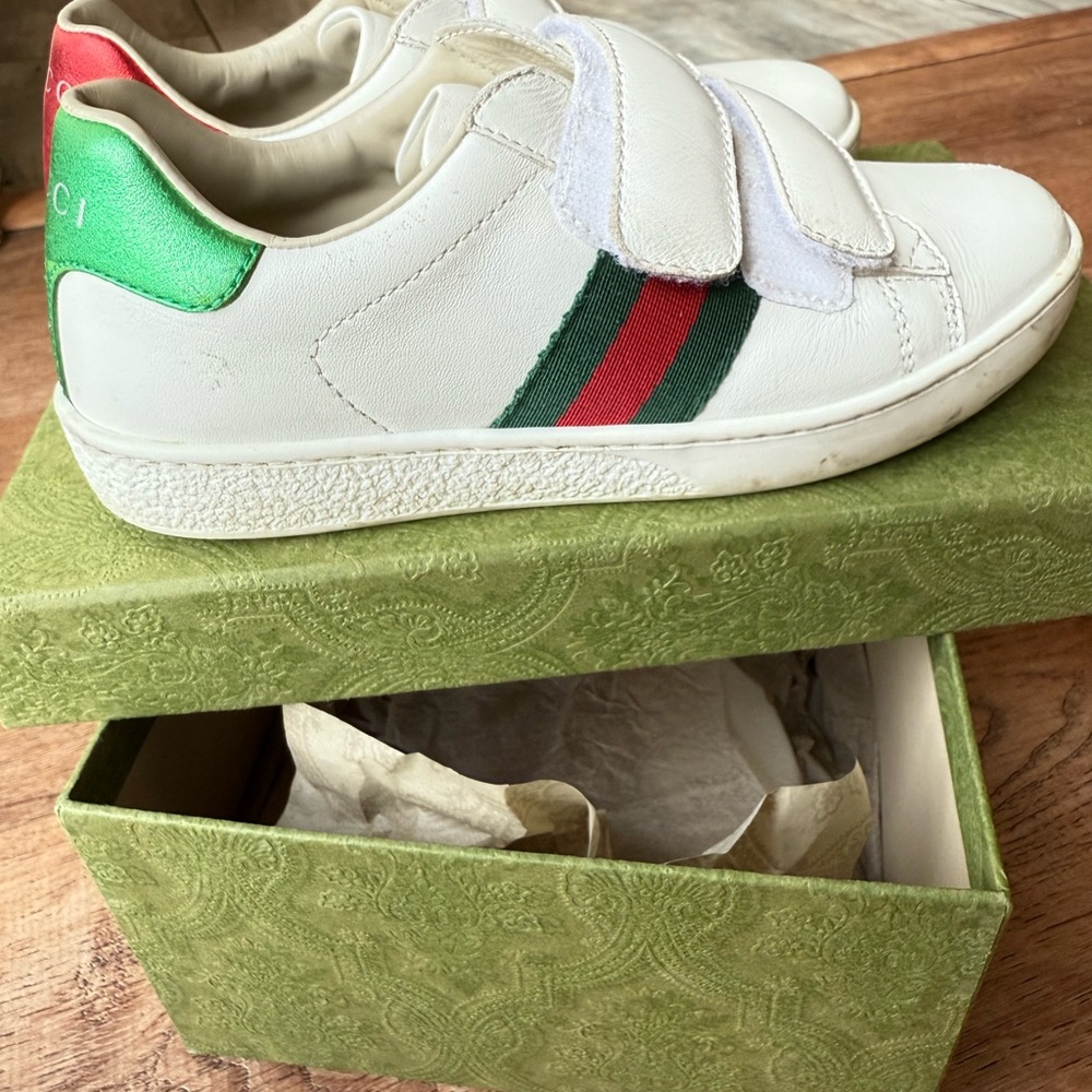 Gucci Kids White Sneakers with Green and Red Stripes